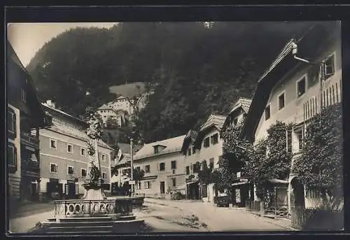 AK Hallstatt, Marktplatz mit Denkmal