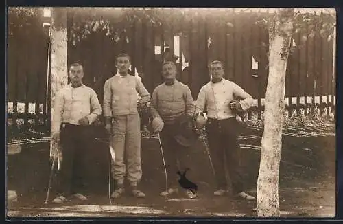 Foto-AK Fechter mit ihren Waffen und Schutzausrüstung