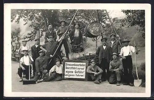 Foto-AK Strassenbauarbeiter posieren um einen Teerwagen