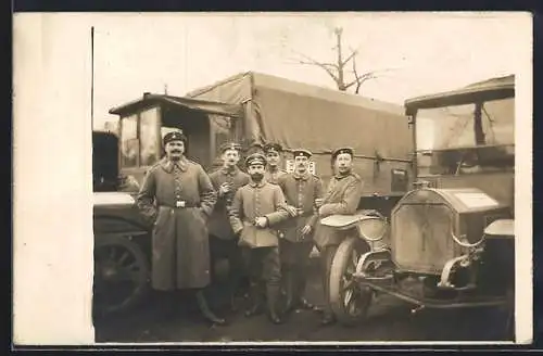 Foto-AK Soldaten in Uniform vor Lastkraftwagen