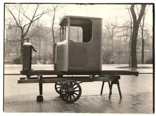 Fotografie Rahmen mit Kühler & Führerhaus für einen Lastwagen, vor Fabrik Weinberger Karosseriebau Zeppelinstr. München