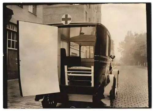 Fotografie Rot Kreuz Ambulanz / Krankenwagen mit Aufbau der Fa. Weinberger vor Fabrik in d. Zeppelinstrasse 71 in München