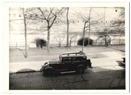 Fotografie Auto Plymouth, Limousine, PKW mit Weinberger Karosserie vor der Fabrik Zeppelinstr. 71 in München