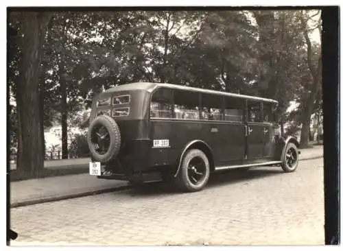 Fotografie Bus Mercedes Benz, Omnibus der Reichspost mit Weinberger Aufbau vor der Fabrik Zeppelinstr. 71 in München