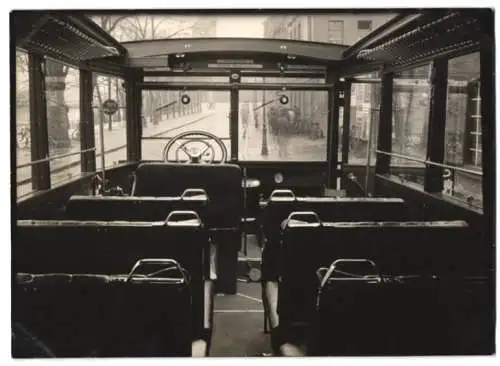 Fotografie Bus Mercedes Benz, Omnibus der Reichspost mit Weinberger-Aufbau vor der Fabrik Zeppelinstrasse 71 in München