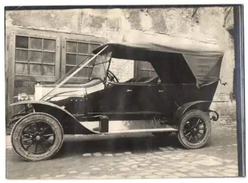 Fotografie Auto Protos Siemens-Schuckert, PKW auf dem Fabrikhof Weinberger-Karosseriebau Zeppelinstrasse 71 in München