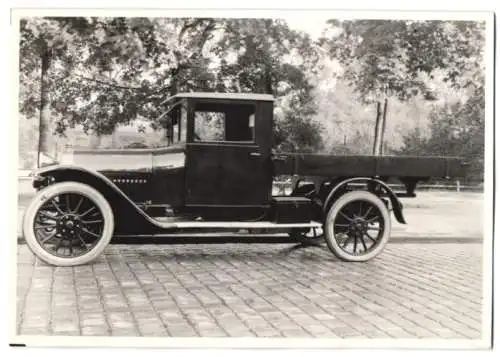 Fotografie Lastwagen, Kleinlaster / Pritschenwagen mit Weinberger-Karosserie in der Zeppelinstrasse 71 München