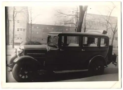 Fotografie Auto Plymouth Limousine, PKW mit Weinberger Karosserie vor der Fabrik Zeppelinstrasse 71 in München