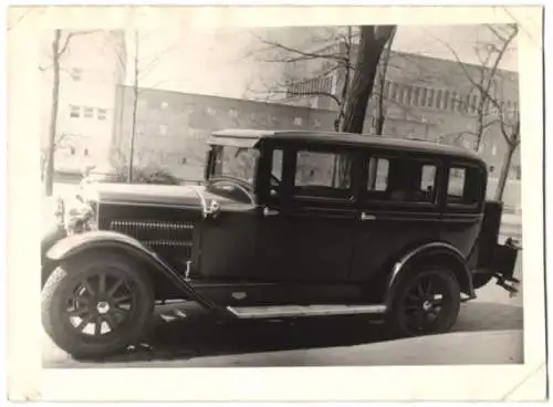 Fotografie Auto Plymouth Limousine, PKW mit Weinberger Karosserie vor der Fabrik Zeppelinstrasse 71 in München