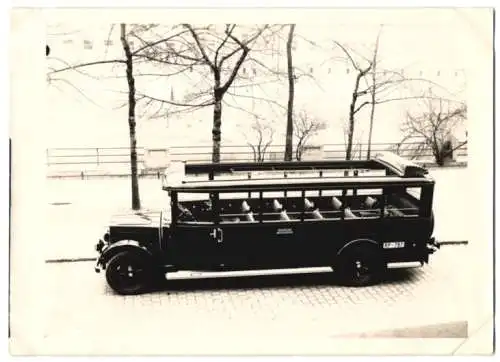 Fotografie Bus Mercedes Benz, Omnibus der Reichspost mit Weinberger Aufbau in der Zeppelinstrasse 71 in München