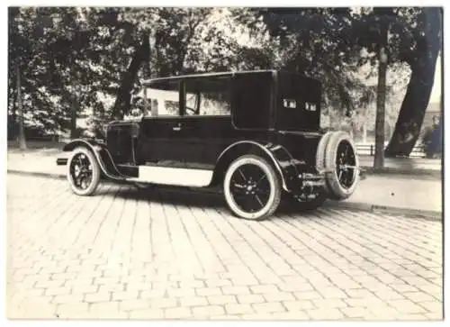 Fotografie Auto, Landaulet mit Hardtop / Weinberger Karosserie vor der Fabrik Zeppelinstrasse 71 in München