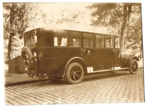 Fotografie Bus Hansa-Lloyd, Omnibus der Reichspost mit Weinberger-Aufbau vor der Fabrik Zeppelinstrasse 71 in München