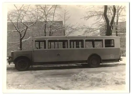 Fotografie Bus MAN, Omnibus der Reichspost mit Weinberger Aufbau vor der Fabrik Zeppelinstrasse 71 in München