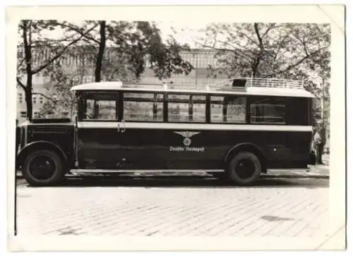 Fotografie Bus MAN, Omnibus Deutsche Reichspost mit Weinberger-Aufbau vor Fabrik Zeppelinstr. 71 in München, 