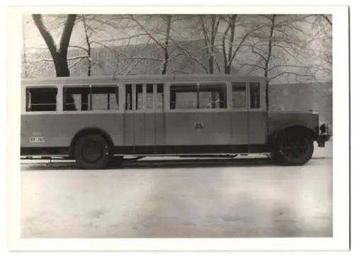 Fotografie Bus MAN, Omnibus der Reichspost mit Weinberger-Aufbau in der Zeppelinstrasse 71 in München