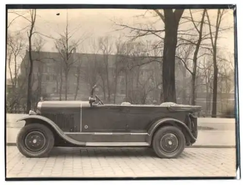 Fotografie Auto Opel Cabrio, Cabriolet mit Weinberger Karosserie vor der Fabrik Zeppelinstrasse 71 in München