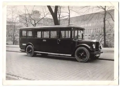 Fotografie Bus Mercedes Benz, Omnibus der Reichspost mit Weinberger-Aufbau in der Zeppelinstrasse 71 München