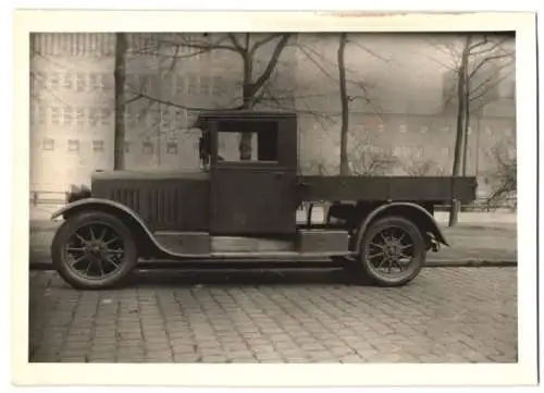 Fotografie Lastwagen Protos Siemens-Schuckert, LKW-Pritsche mit Weinberger-Aufbau vor Fabrik Zeppelinstr. 71 in München