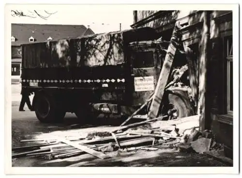 3 Fotografien Bon-Bild, Stuttgart, Krupp-Diesel LKW der Firma Hermann Bergmann Wuppertal in Hauswand gefahren, Unfall