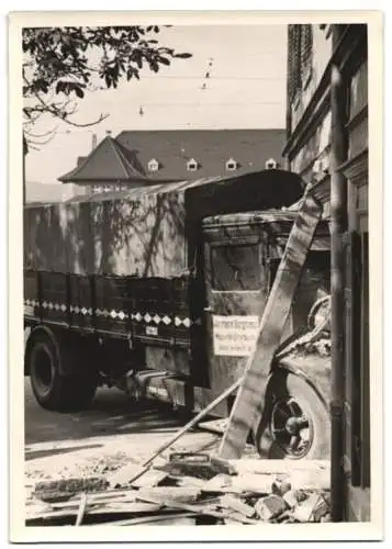 3 Fotografien Bon-Bild, Stuttgart, Krupp-Diesel LKW der Firma Hermann Bergmann Wuppertal in Hauswand gefahren, Unfall