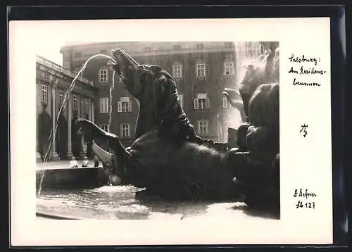 Foto-AK Adalbert Defner: Salzburg, am Residenzbrunnen
