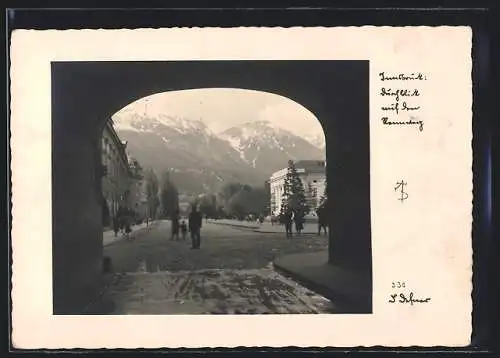 Foto-AK Adalbert Defner: Innsbruck, Durchblick auf den  Platz