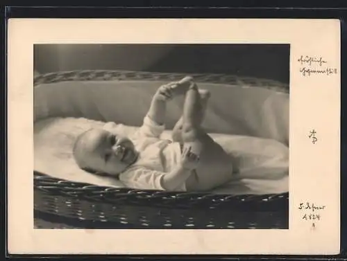 Foto-AK Adalbert Defner: Säugling bei fröhlicher Gymnastik
