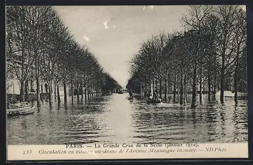 AK Paris, Crue de la Seine, Janvier 1910, Circulation en bateau au-dessus de l`Avenue Montaigne inondée