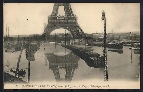 AK Paris, La Tour Eiffel, Les Wagons submerges, Eiffelturm