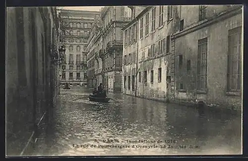 AK Paris, inondations de janvier 1910, des hommes en barque à la rue de Poitiers le 25 janvier