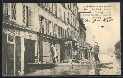 AK Paris, Inondations Janvier 1910, Ravitaillement rue Surcouf, Le boucher et le boulanger faisant leur tournée en canot