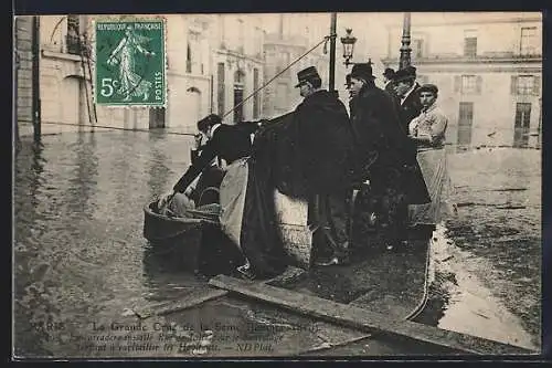 AK Paris, Crue de la Seine, Janvier 1910, Embarcadère Rue de Lille pour le Sauvitage servant à ravitailler les habitants