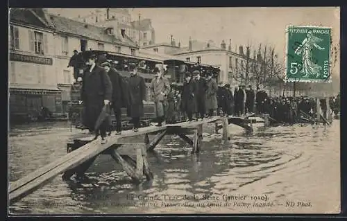 AK Paris, Crue de la Seine, Janvier 1910, Rétablissement de la circulation par passerelles, Quai de Passy