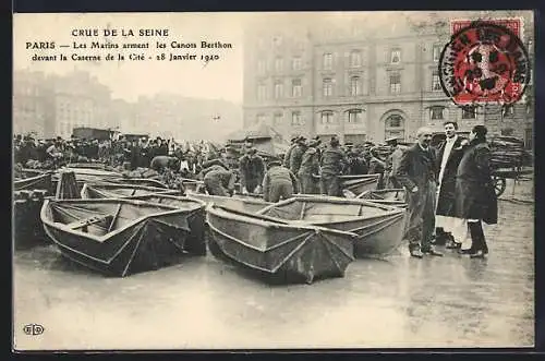 AK Paris, Crue de la Seine, Janvier 1910, Les Marins arment les Canots Berthon devant la Caserne de la Cité