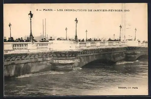 AK Paris, Les Inondations de Janvier-Février 1910, Leute auf einer Brücke, Hochwasser