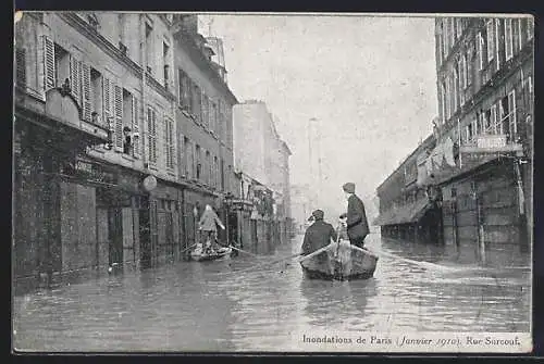 AK Paris, Inondation Janvier 1910, Rue Surcouf, Menschen fliehen mit Booten vorm Hochwasser