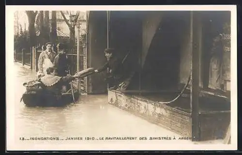 AK Argenteuil, La Crue de la Seine 1910, Le RAvitaillement des Sinistres