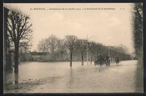 AK Bourges, Inondations 1910, Le Boulevard de la Republique, Kutsche