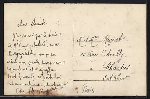 AK Paris, Überflutete Strasse mit Anwohnern und Boot