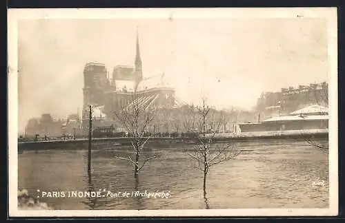 AK Paris, inondations de janvier 1910, le pont de l`Archevêché, la cathédrale en arrière plan