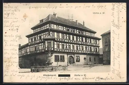 AK Vacha a. W., Wiedemarkt mit Fachwerkgebäude und Brunnen