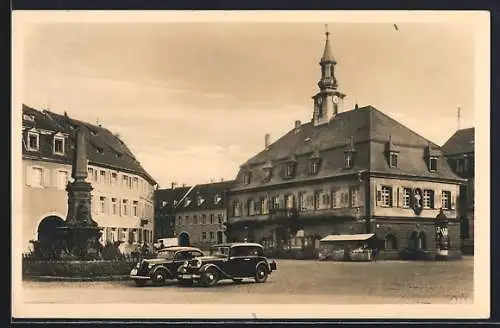 AK Emmendingen /Breisgau, Platz mit Rathaus, Denkmal, Litfasssäule, Automobile