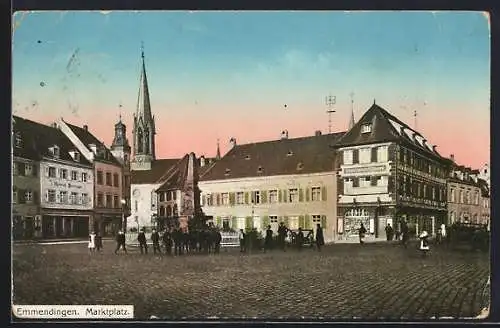 AK Emmendingen, Marktplatz mit Denkmal und Kirche