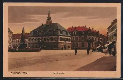 AK Emmendingen, Marktplatz mit Denkmal und Passanten