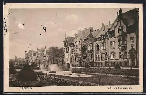 AK Crefeld, Bismarckplatz mit Springbrunnen u. Häuserreihe