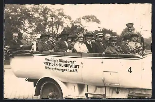 Foto-AK Nürnberg, Touristengruppe in einem Bus der Vereinigten Fremden-Rundfahrt GmbH