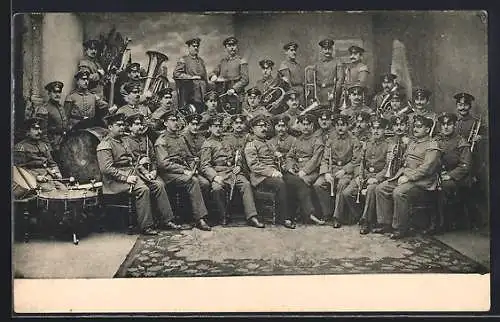 AK Karlsruhe, Musik E. Landwehr Inf.-Rgt. 109, Gruppenbild mit Instrumenten, 1915