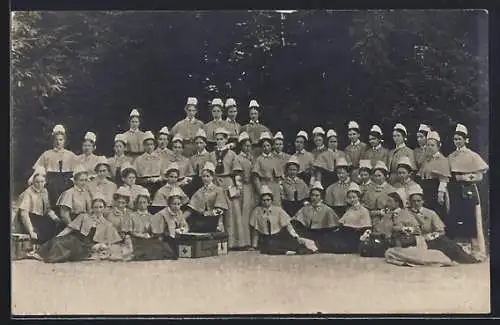 Foto-AK Karlsruhe, Absolventinnen der Luisenschule, Gruppenbild