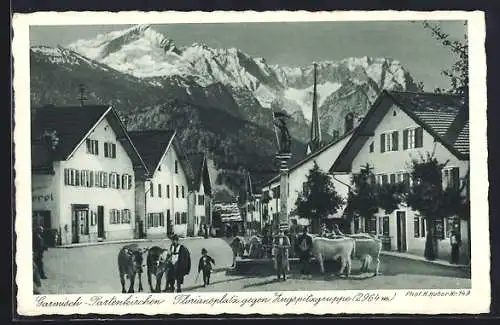 AK Garmisch-Partenkirchen, Floriansplatz gegen Zugspitzgruppe