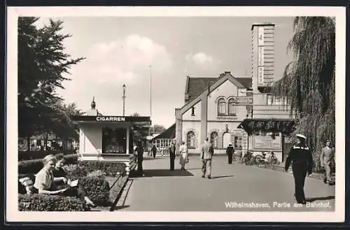 AK Wilhelmshaven, Partie am Bahnhof m. Matrosen